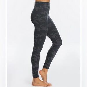 Spanx Seamless Black Camo Leggings M
